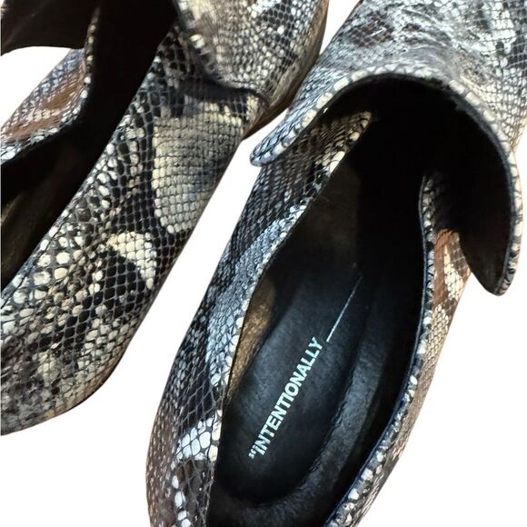 Intentionally Blank Black White Snakeskin Ankle Booties 10 - Picture 6 of 7